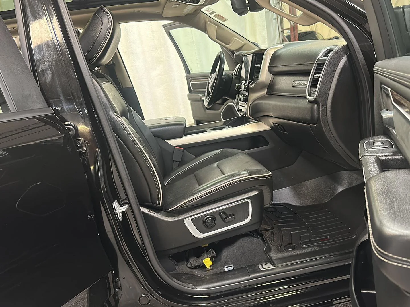 Used 2019 Diamond Black Crystal Pearlcoat Ram Laramie image 31