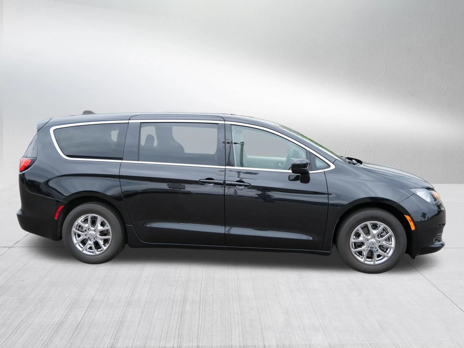 Used 2024 Brilliant Black Crystal Pearlcoat Chrysler LX image 8