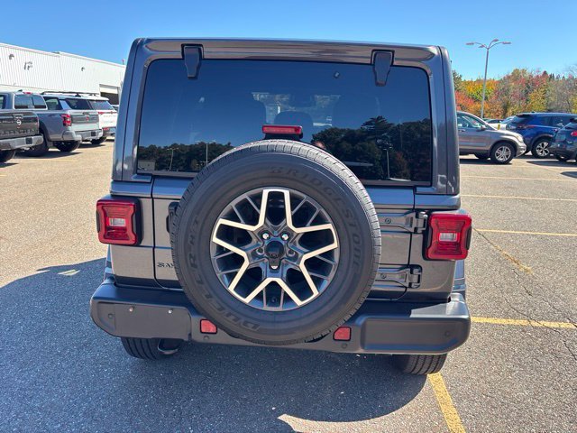 Used 2026 Granite Crystal Metallic Clearcoat Jeep Sahara image 6