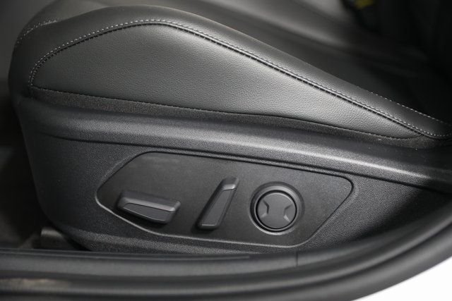 2025 Hyundai Elantra Limited - Photo 17