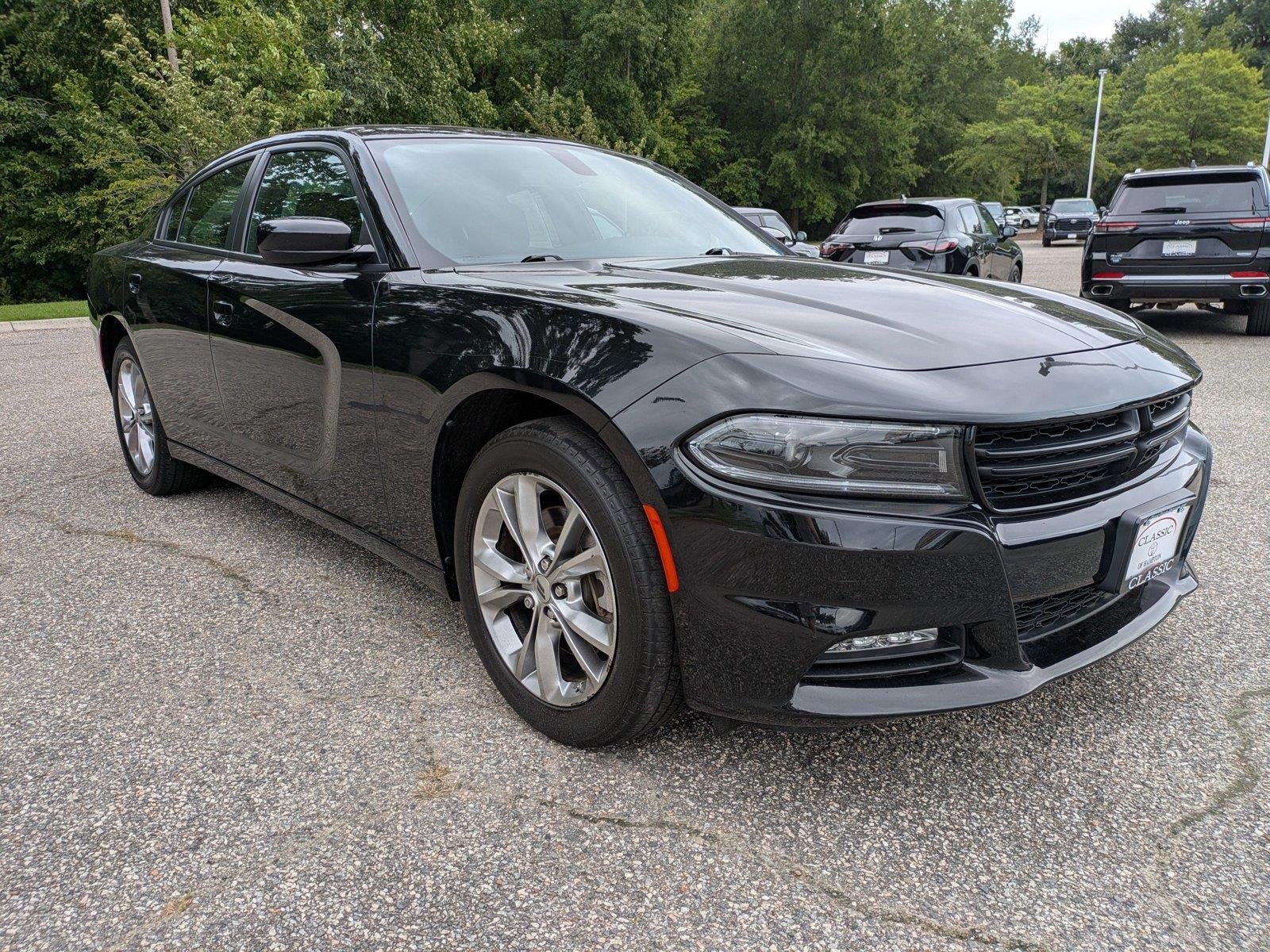 Used 2022 Pitch Black Clearcoat Dodge SXT image 2