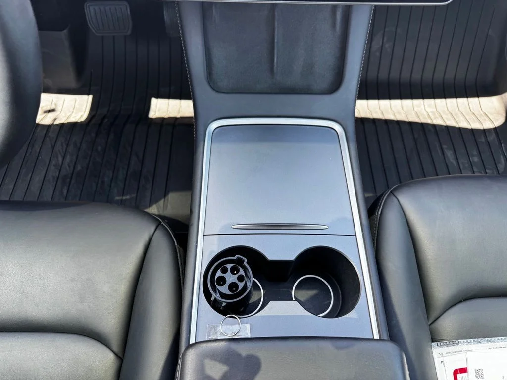 Used 2023  Tesla Base image 28