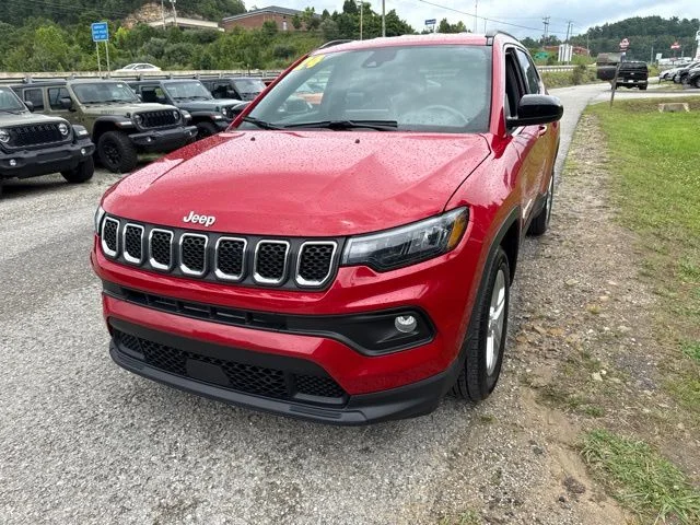 Used 2024  Jeep Latitude image 7