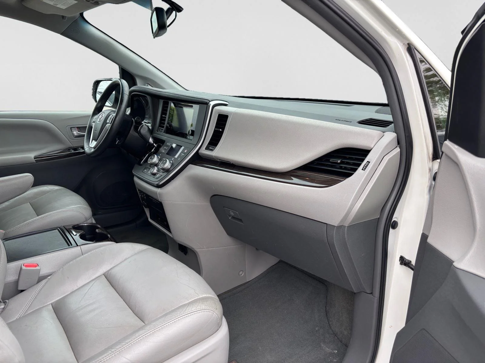 Used 2016 Blizzard Pearl Toyota XLE Premium 8-Passenger image 47