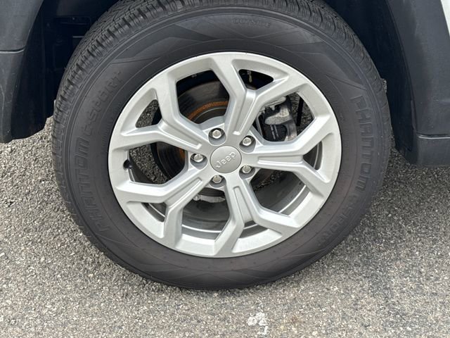 Used 2024 Bright White Clearcoat Jeep Latitude image 8