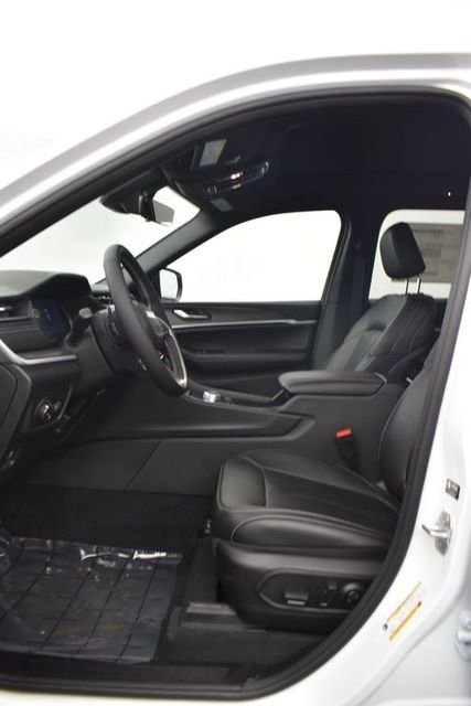 New 2026 Bright White Clear-Coat Exterior Paint Jeep Limited image 9