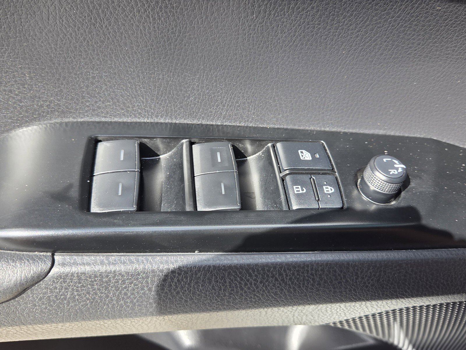 Used 2025 Ice Cap Toyota SE image 14