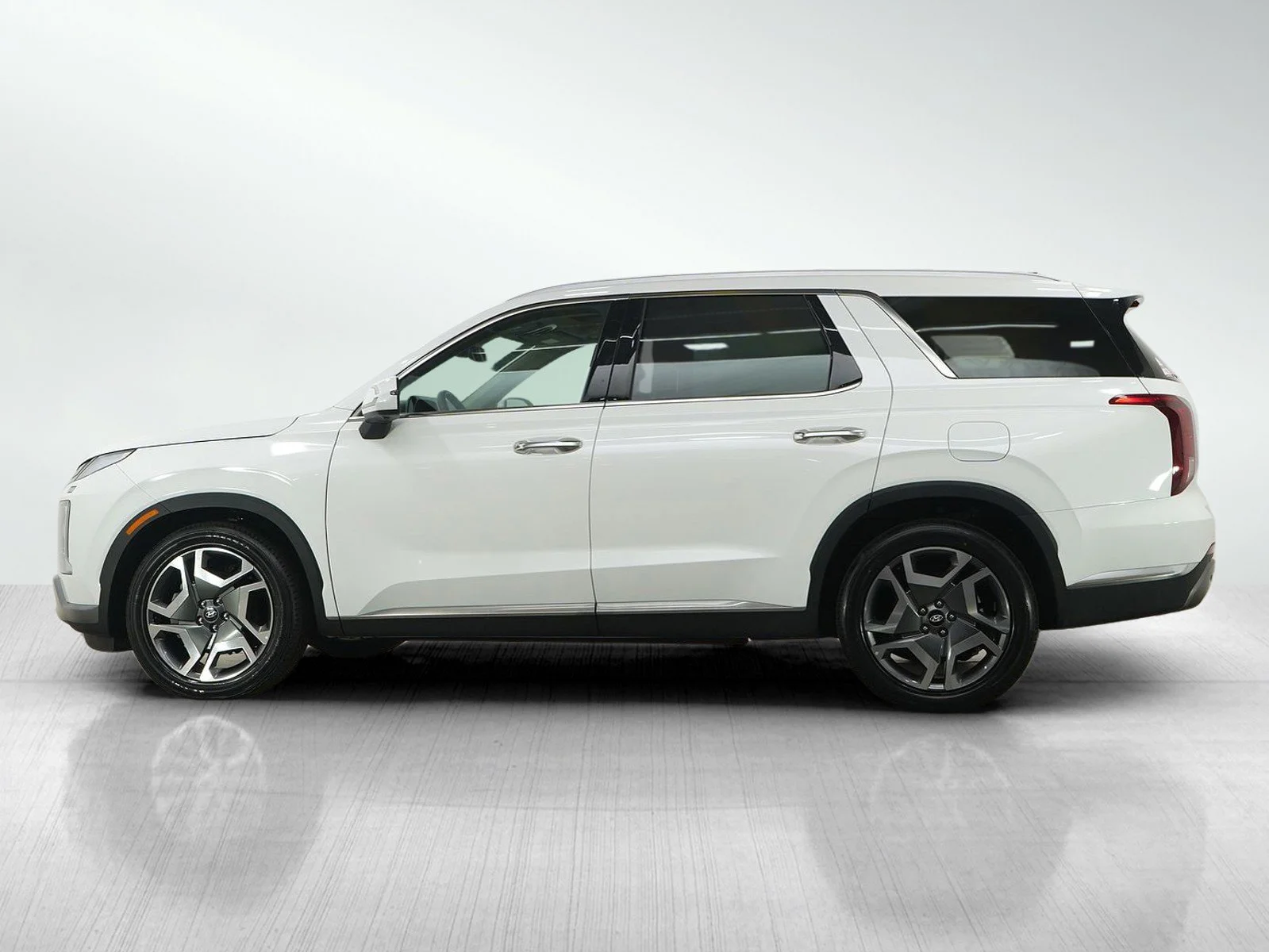 Used 2025 Hyundai Palisade Limited with VIN KM8R5DGE4SU946742 for sale in Minneapolis, Minnesota