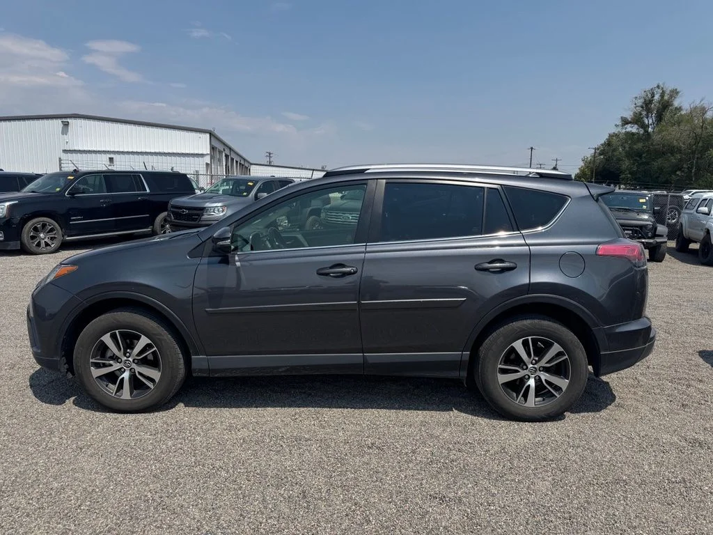Used 2018 Magnetic Gray Metallic Toyota XLE image 9