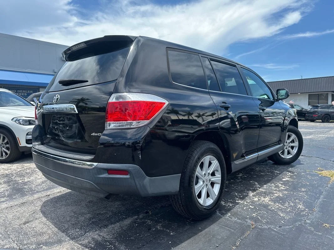 Used 2011  Toyota Base V6 image 2