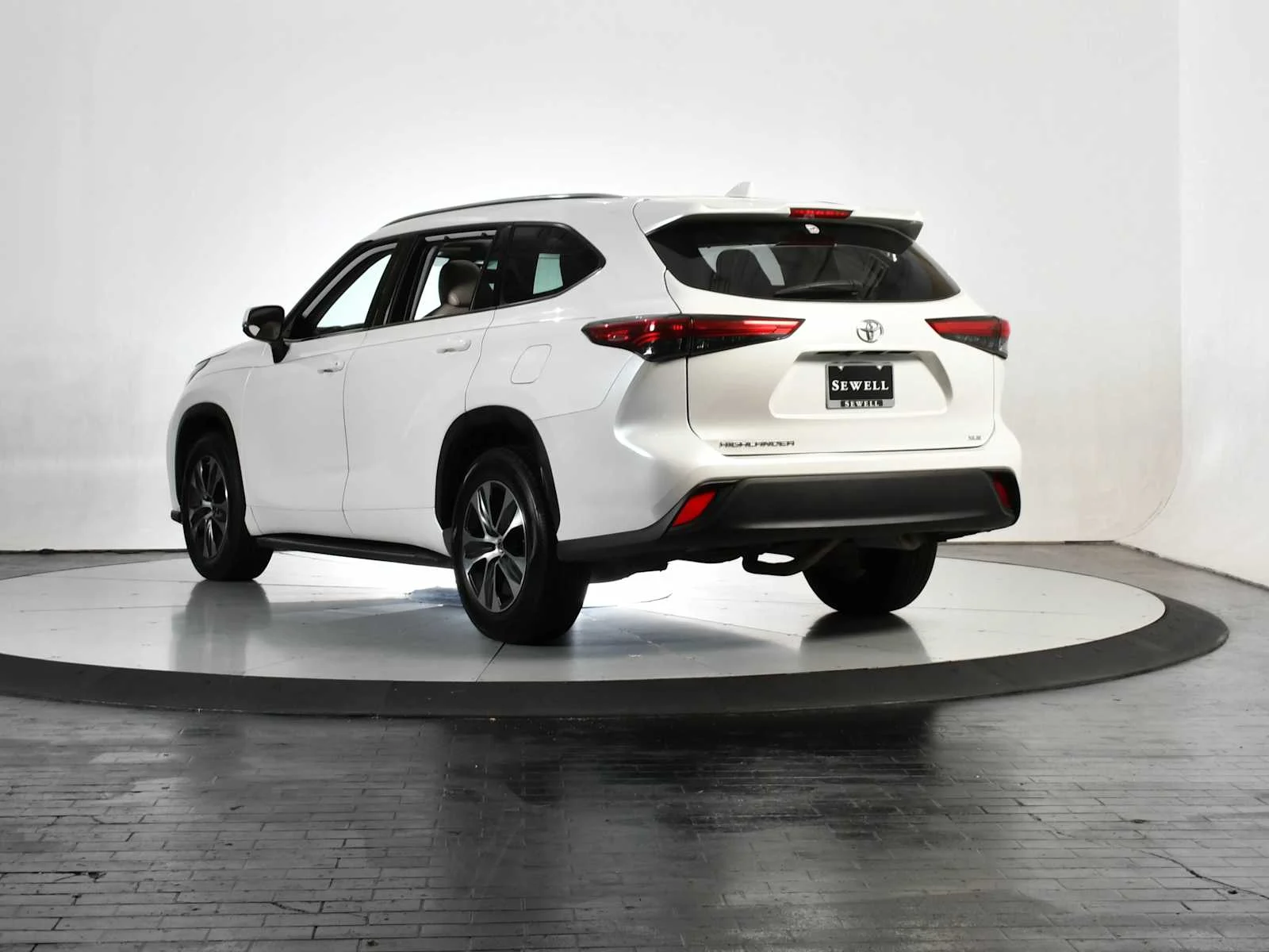 Used 2021 Blizzard Pearl Toyota XLE image 4