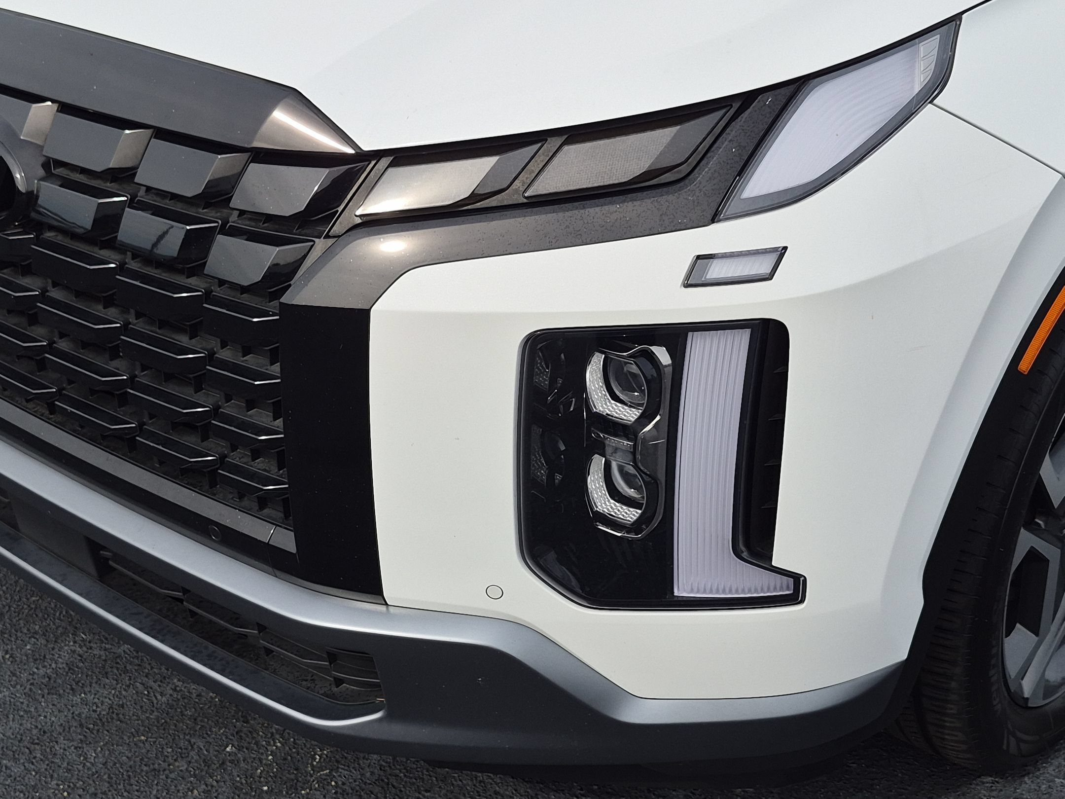 Used 2025 Hyper White Hyundai Limited image 9