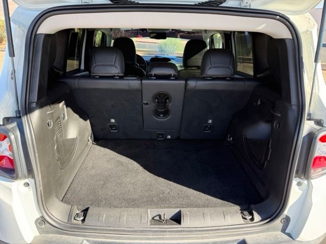 Used 2022 Alpine White Clearcoat Jeep Trailhawk image 37