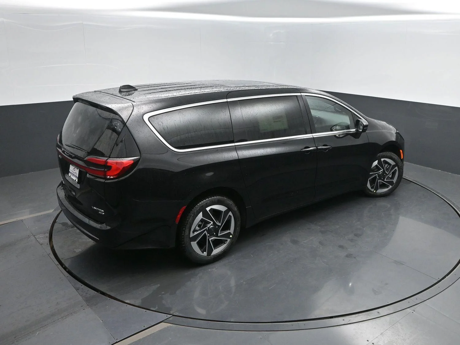 New 2027 Diamond Black Crystal Pearl-Coat Exterior Paint Chrysler Limited image 41