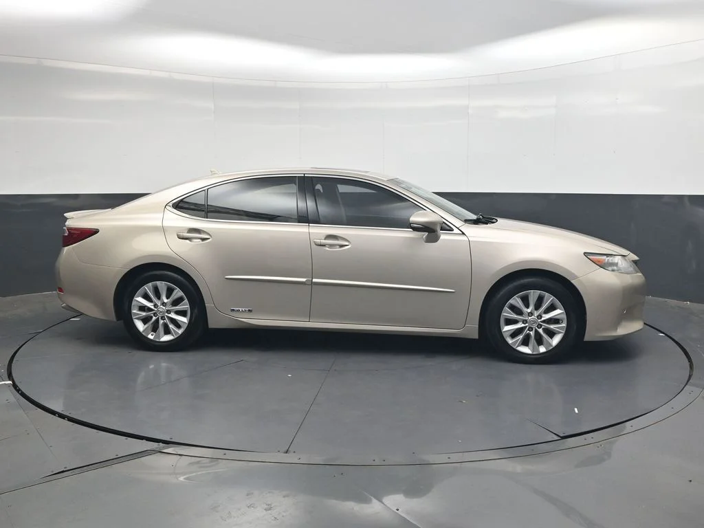 Used 2013 Beige Lexus 300h image 3