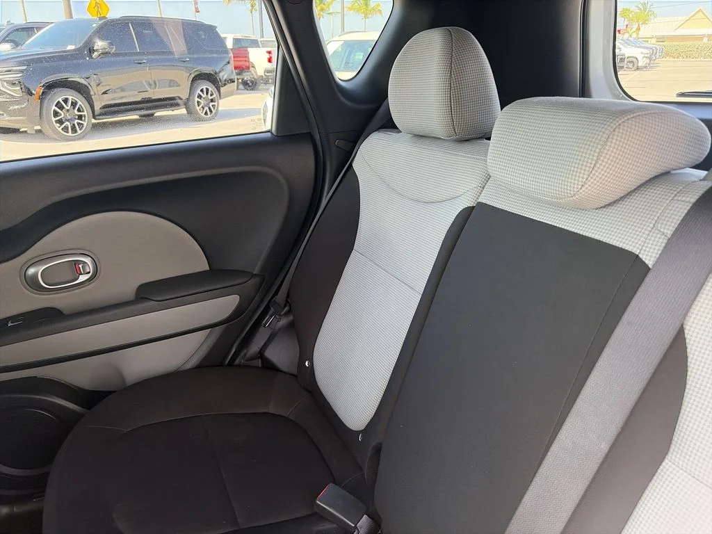 Used 2018 White Kia Base image 12