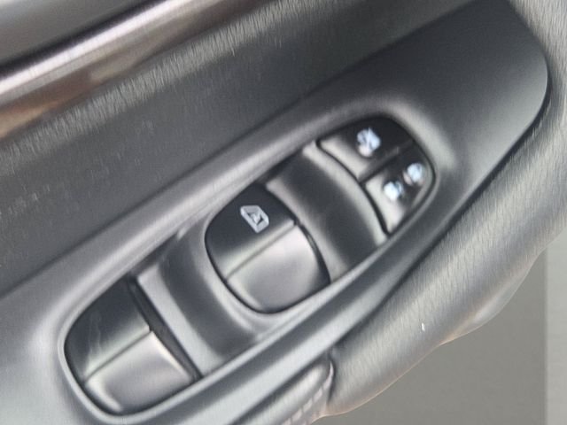 Used 2019 White Nissan S image 13