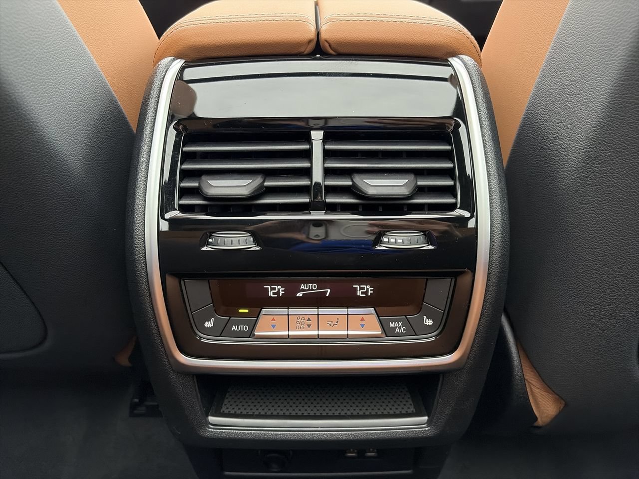 New 2026 Manhattan Green Metallic BMW xDrive40i image 31