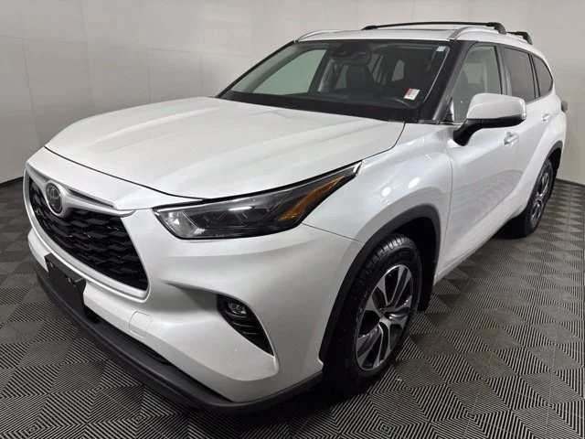 Used 2023 Beige Toyota XLE image 8