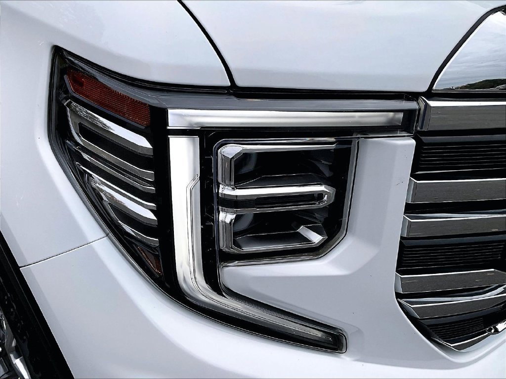 Used 2023 White GMC SLT image 32
