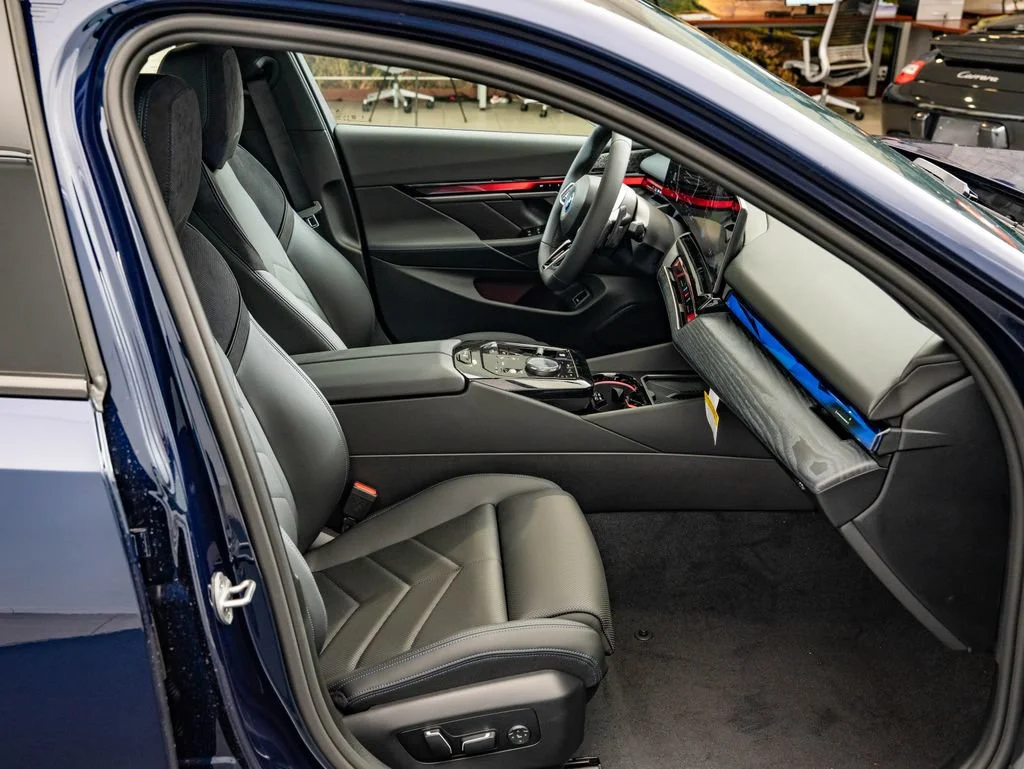 New 2027 Tanzanite Blue II Metallic BMW 550e xDrive image 23
