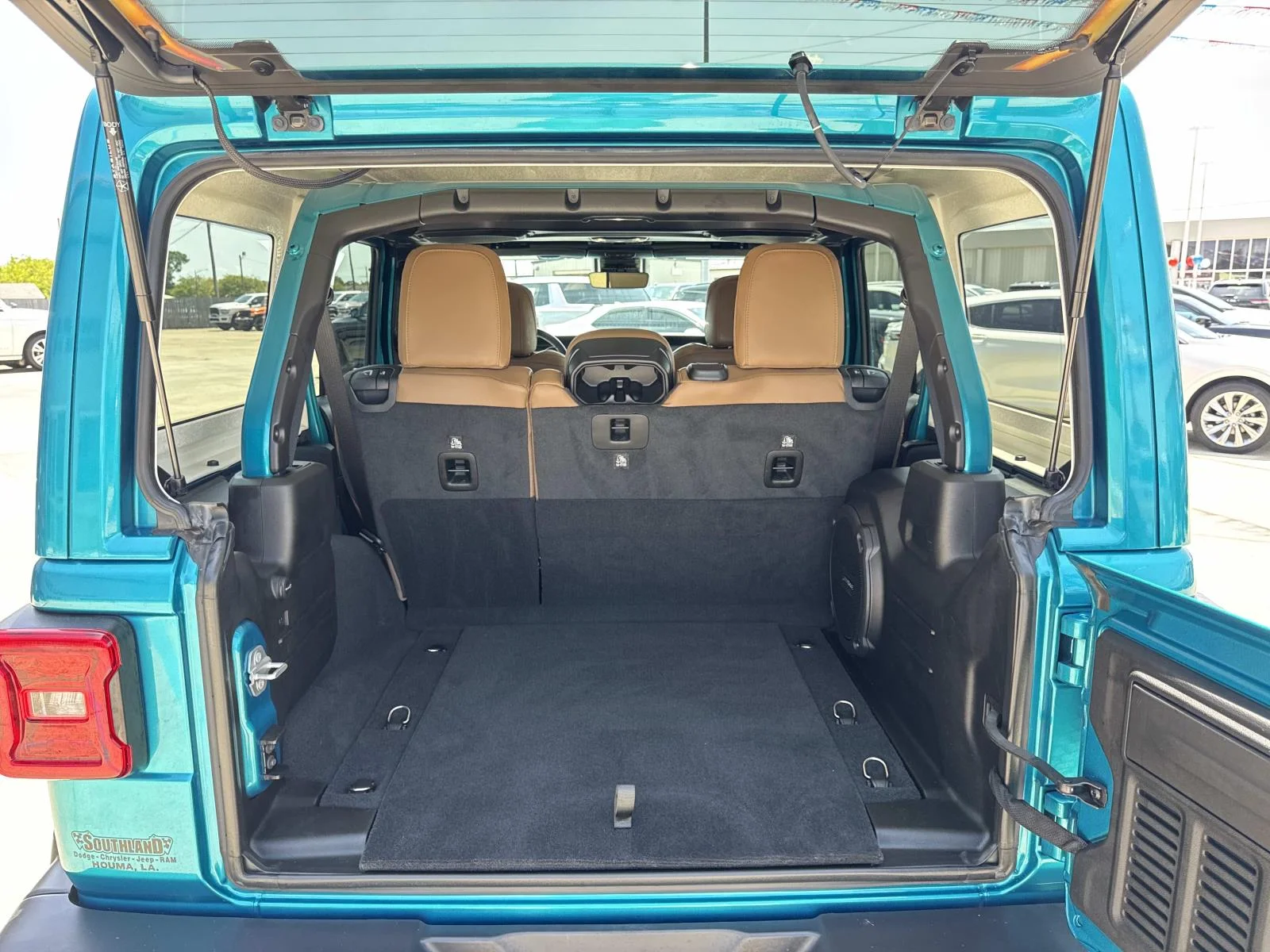 Used 2020 Green Jeep Sahara image 8