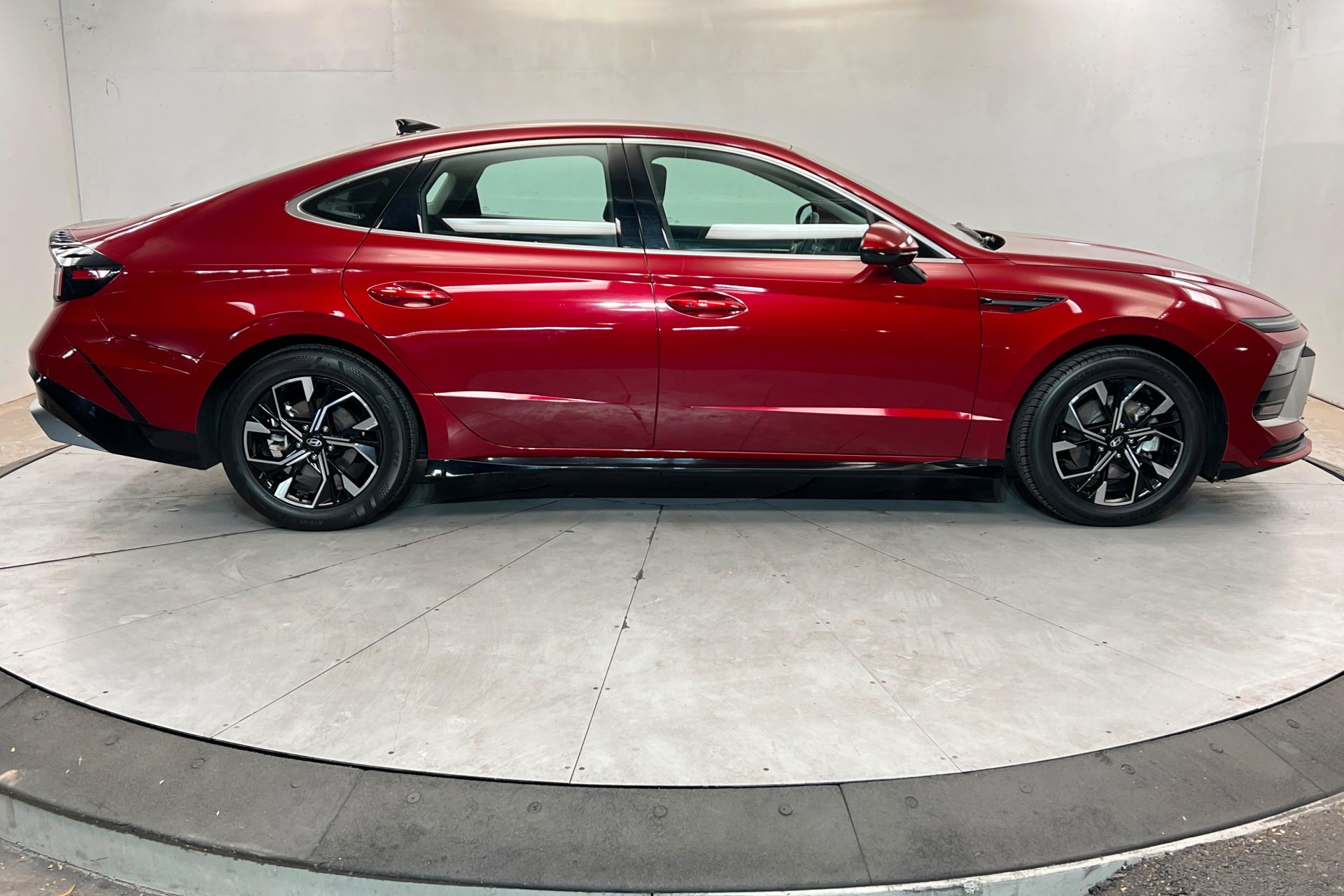 Used 2024 Ultimate red Hyundai SEL image 7