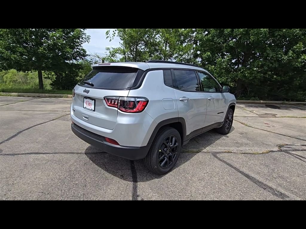 New 2026 Silver Zynith Metallic Clear-Coat Exterior Paint Jeep Latitude image 7