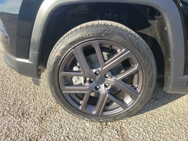 New 2026 Diamond Black Crystal Pearlcoat Jeep Latitude image 24