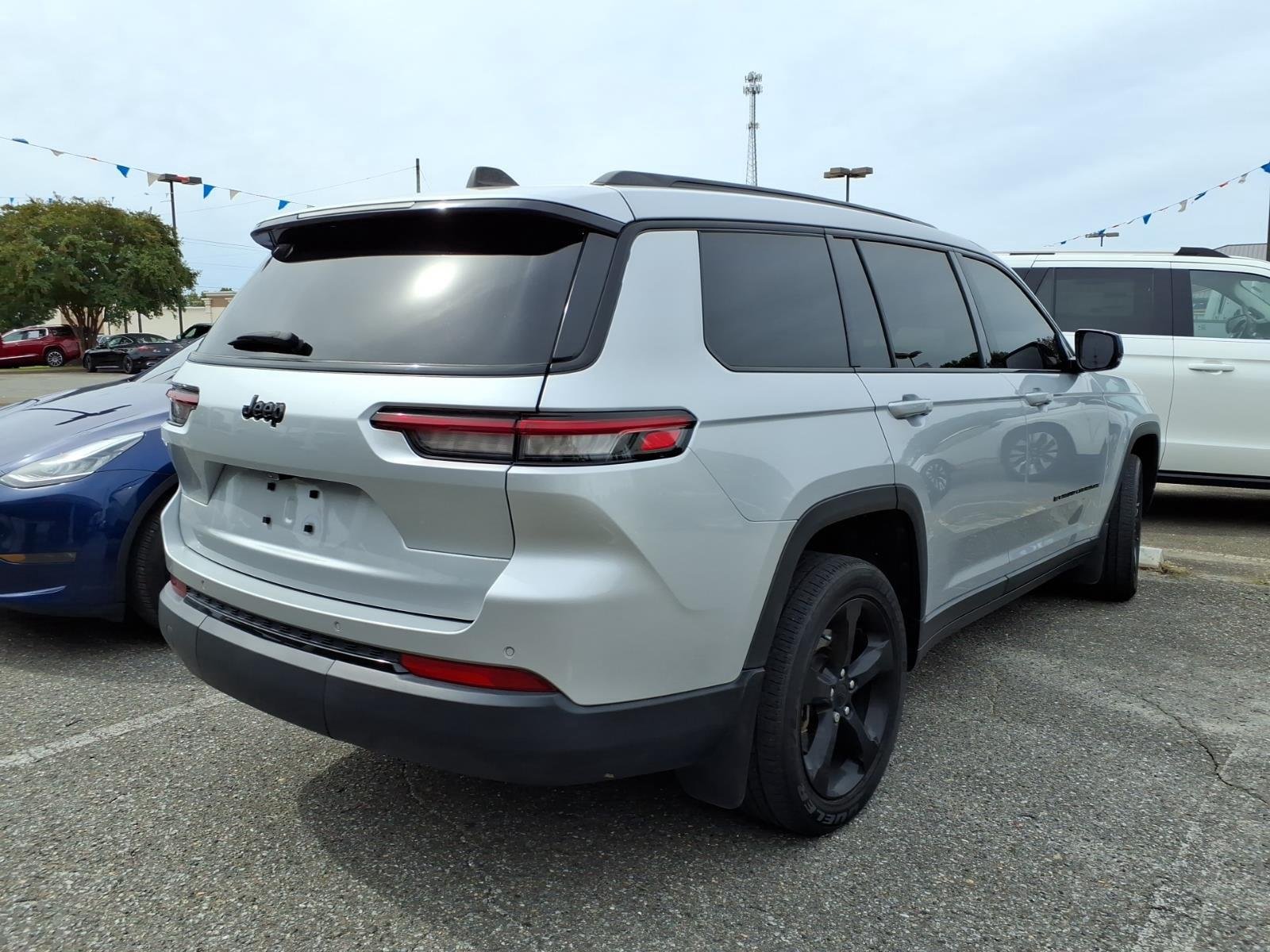 Used 2023 Silver Zynith Jeep Altitude image 3