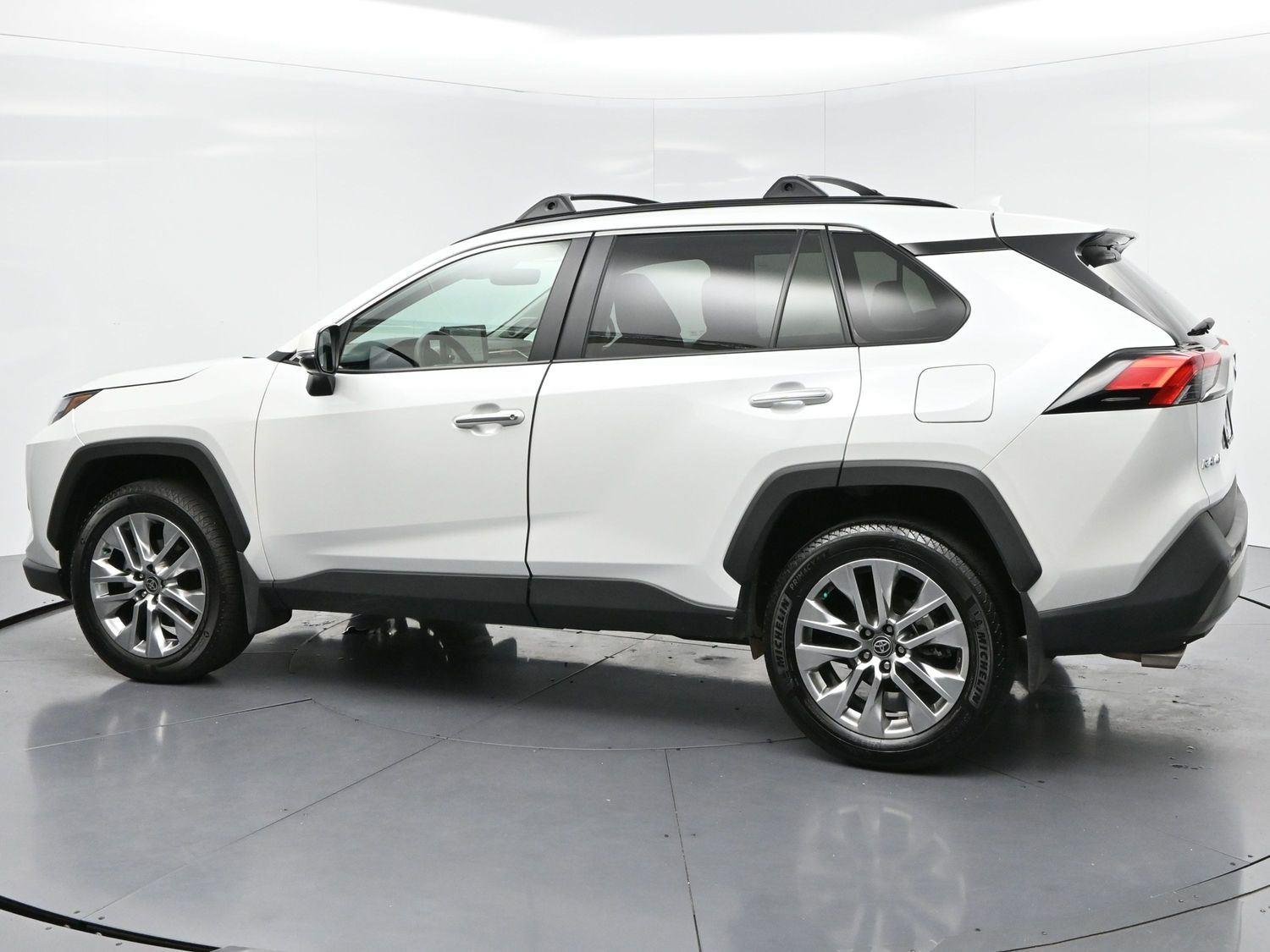 Used 2025 Wind Chill Pearl Toyota Limited image 5