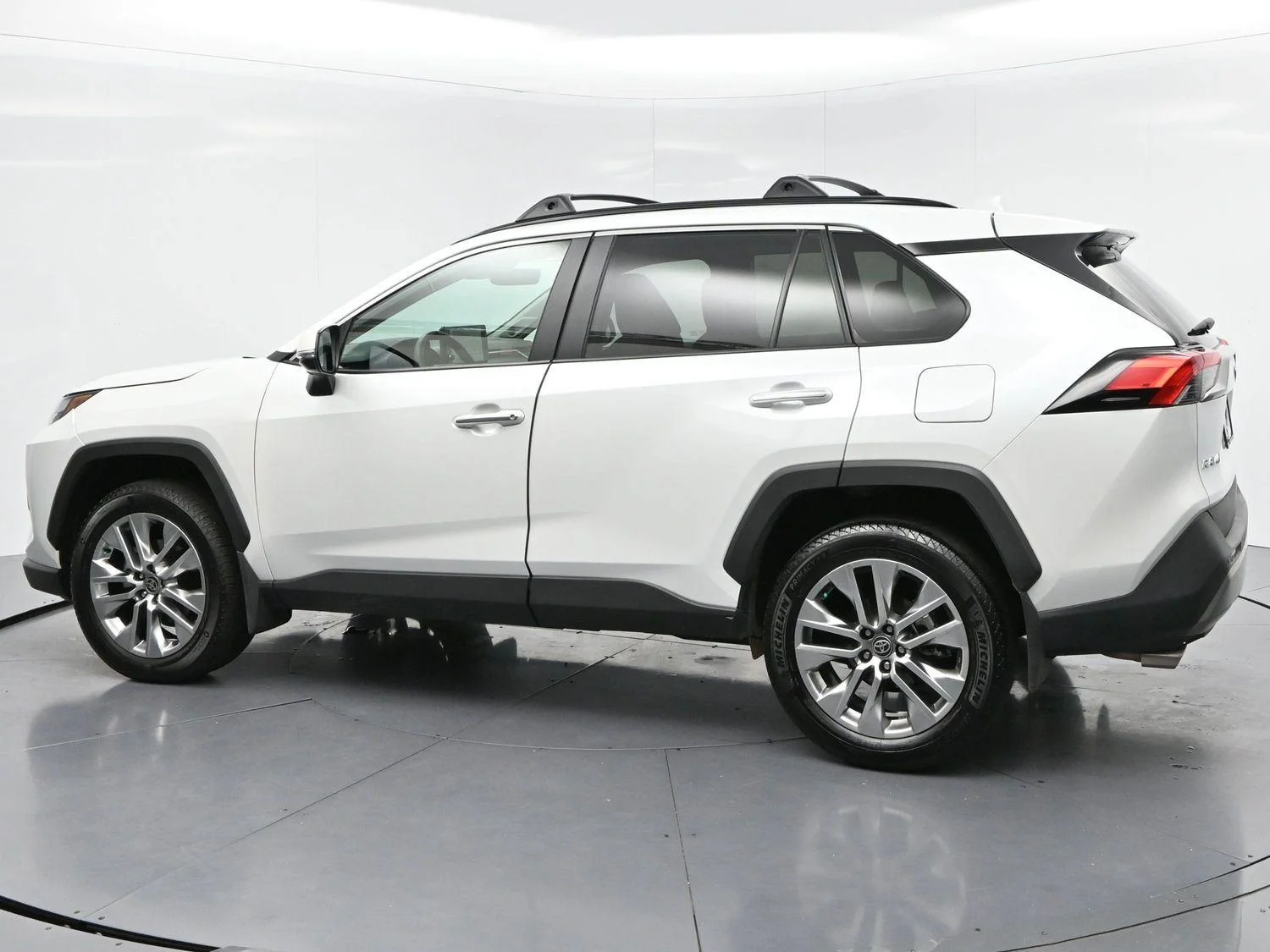 Used 2025 Wind Chill Pearl Toyota Limited image 5