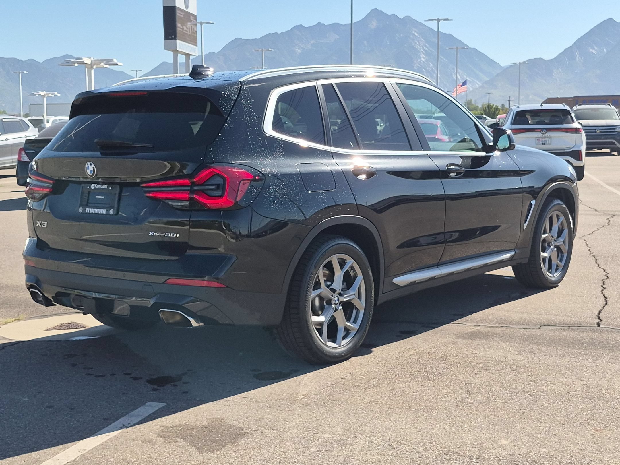 Used 2023 Black Sapphire Metallic BMW xDrive30i image 3