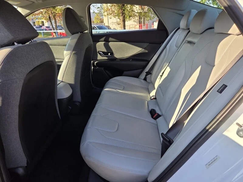 Used 2025 White HYUNDAI LIMITED image 12