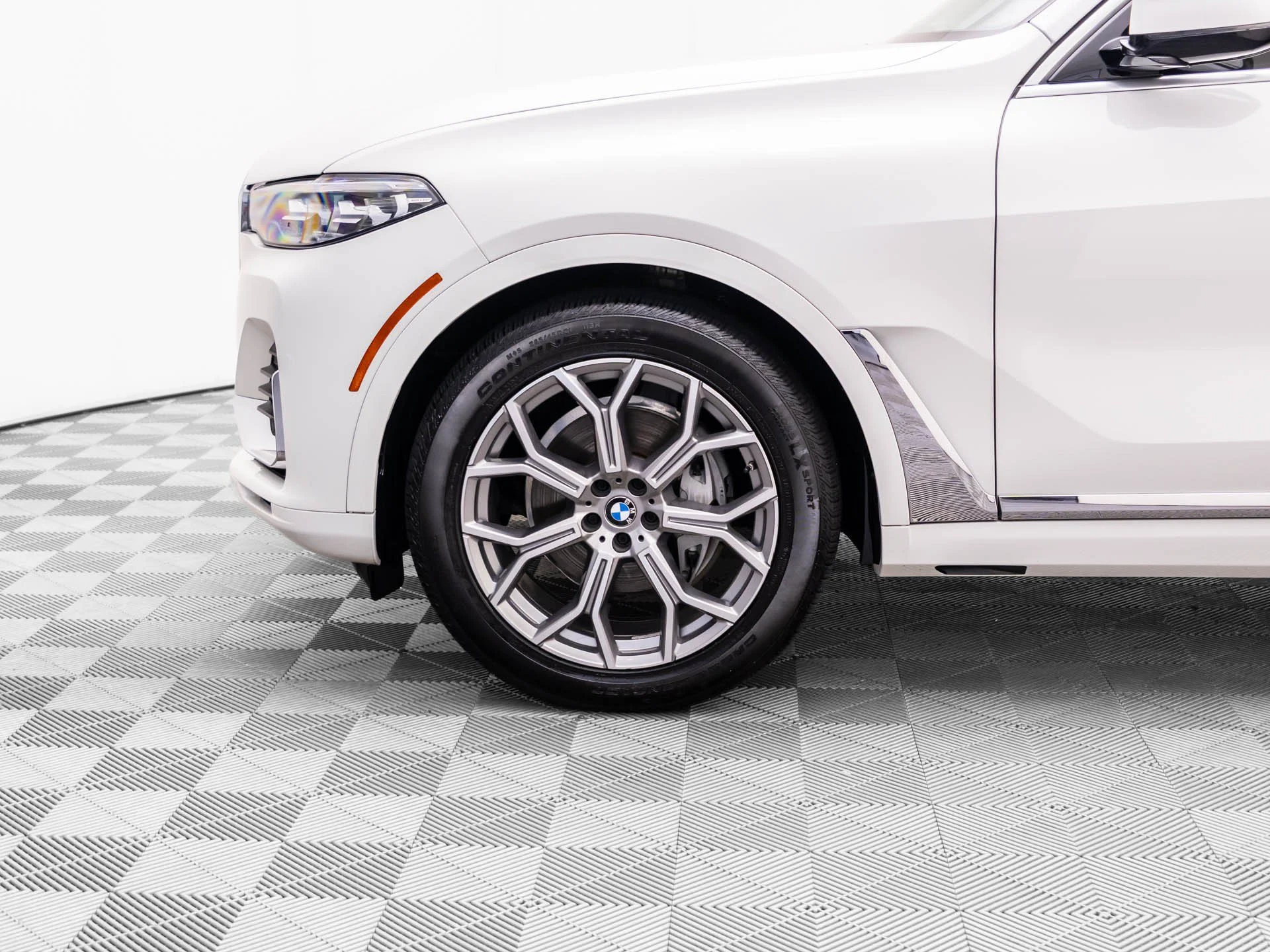 Used 2020 White BMW xDrive40i image 38