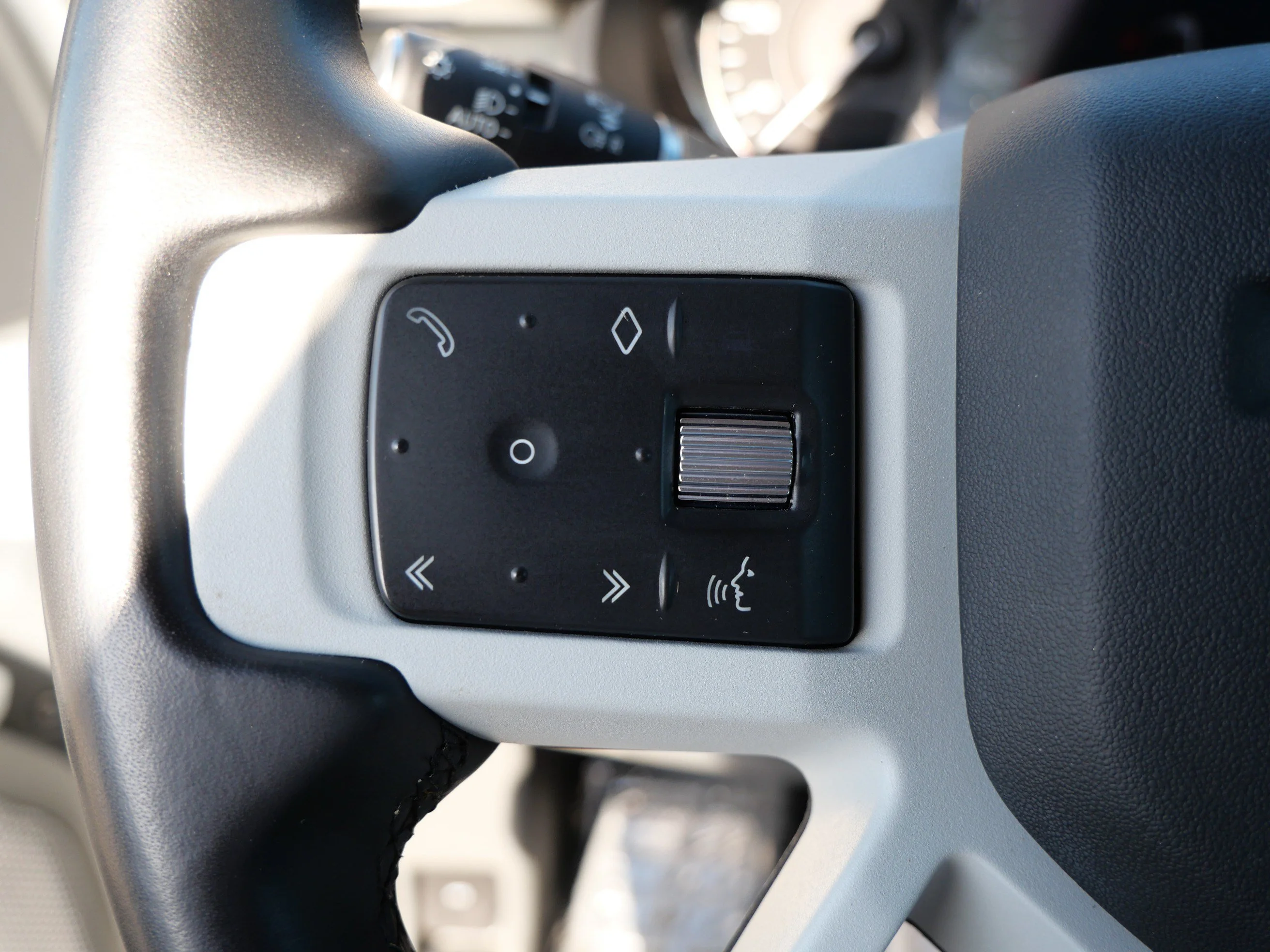 Used 2023 Fuji White Land Rover SE image 28