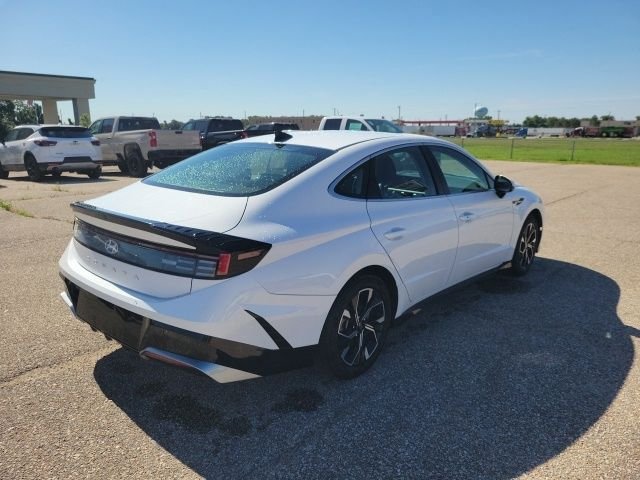 Used 2025 White Hyundai SEL image 22
