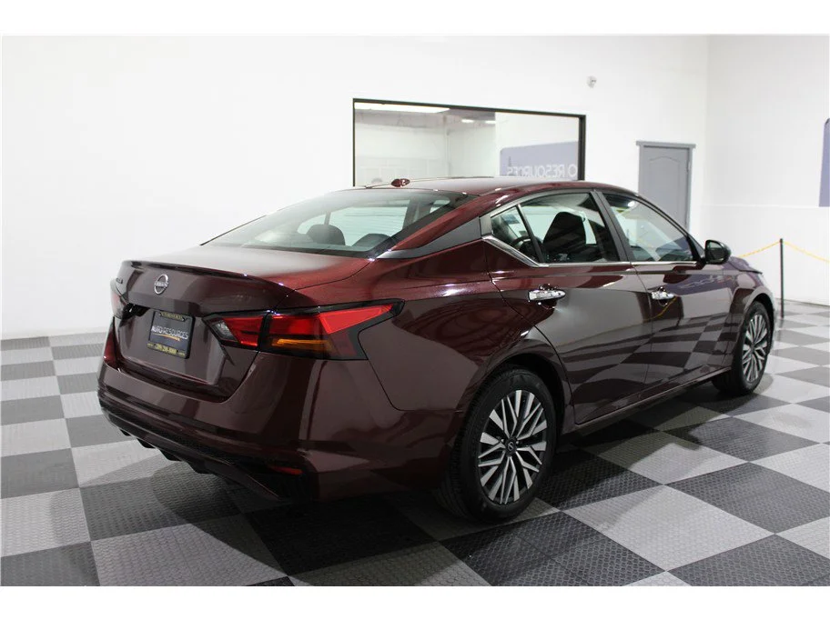 Used 2025 Garnet Pearl Metallic Nissan SV image 4