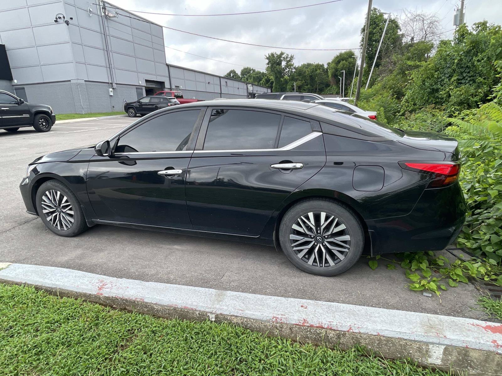 Used 2023 Super Black Nissan 2.5 SV image 4