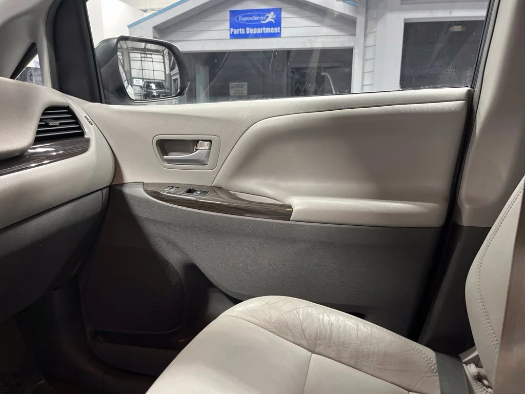 Used 2018 Blizzard Pearl Toyota XLE image 14