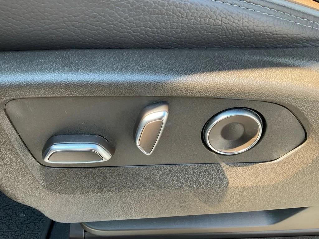Used 2025 White Frost Tricoat GMC Denali image 29