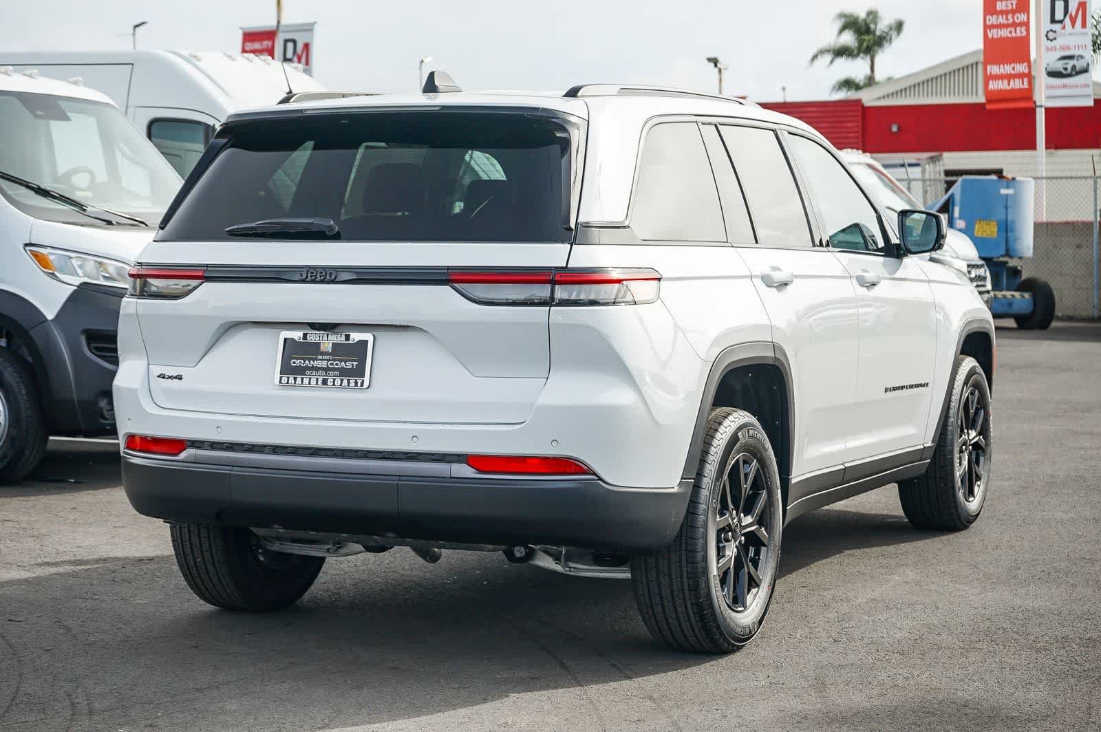 New 2026 Bright White Clearcoat Jeep Laredo Altitude image 4