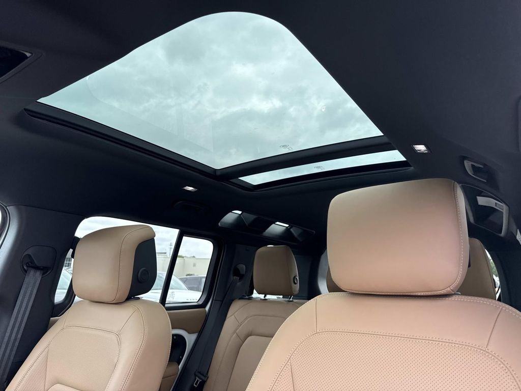 New 2026 Fuji White Land Rover X-Dynamic SE image 23