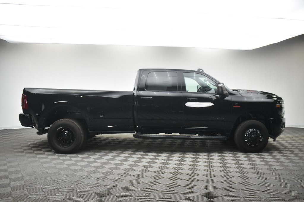 New 2026 Diamond Black Crystal Pearl-Coat Exterior Paint RAM Laramie image 4