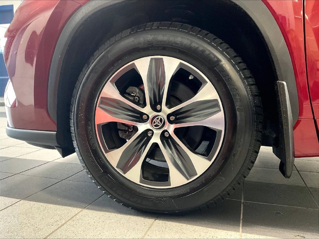 Used 2021 Pearl Toyota XLE image 7