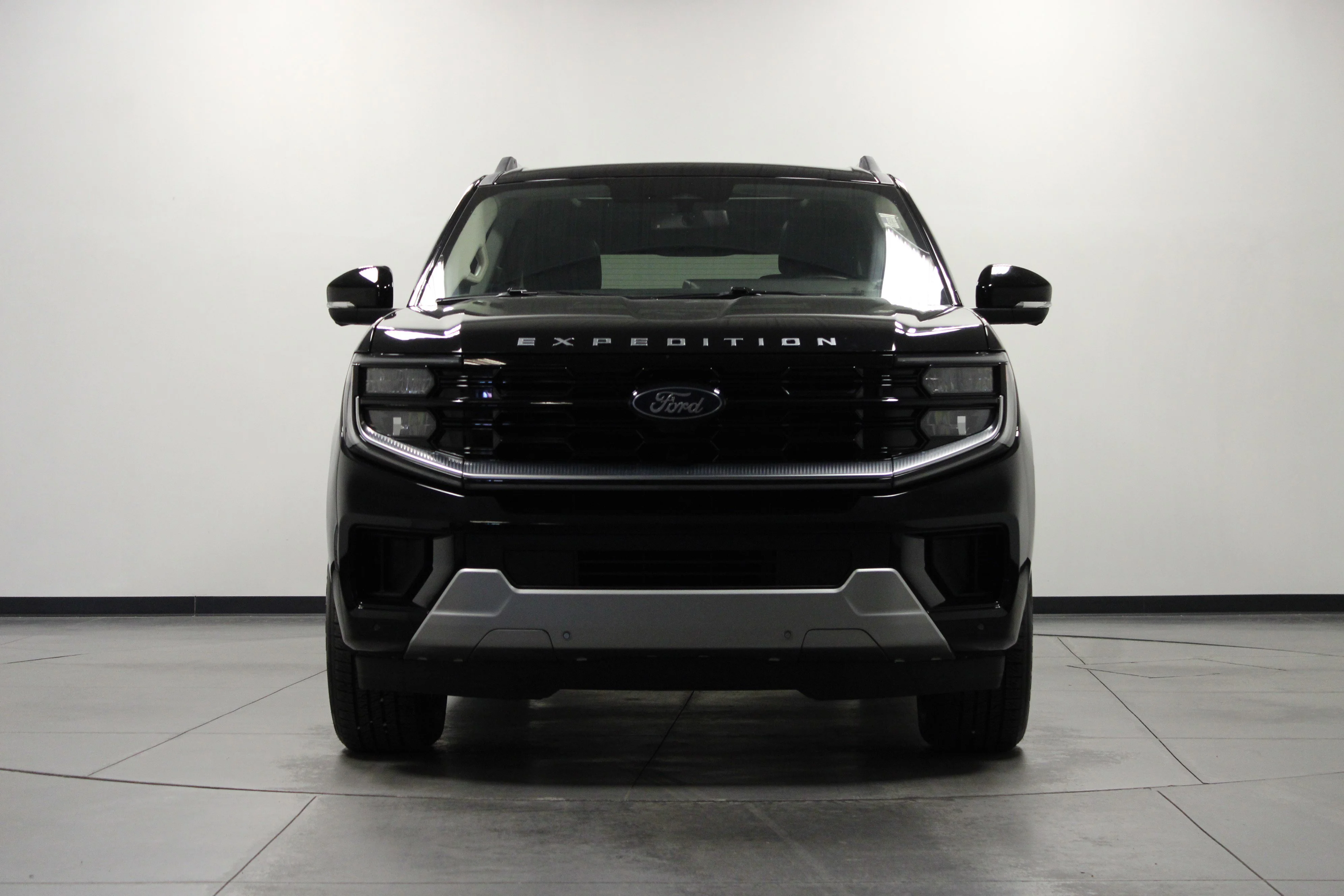 Used 2025 Black Metallic Ford Platinum image 9