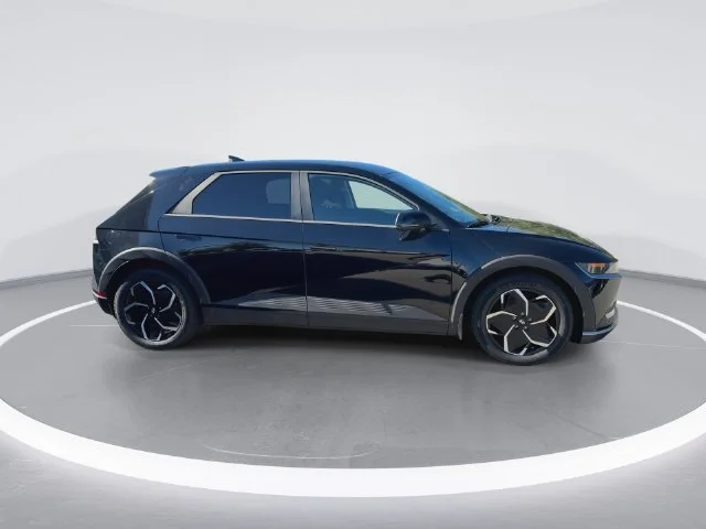 Used 2023 Black Hyundai SE image 9