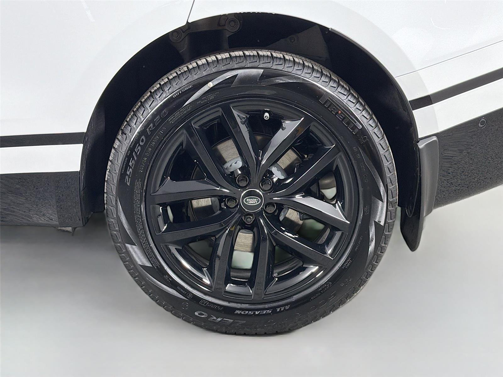 New 2026 Fuji White LAND ROVER Dynamic SE image 29
