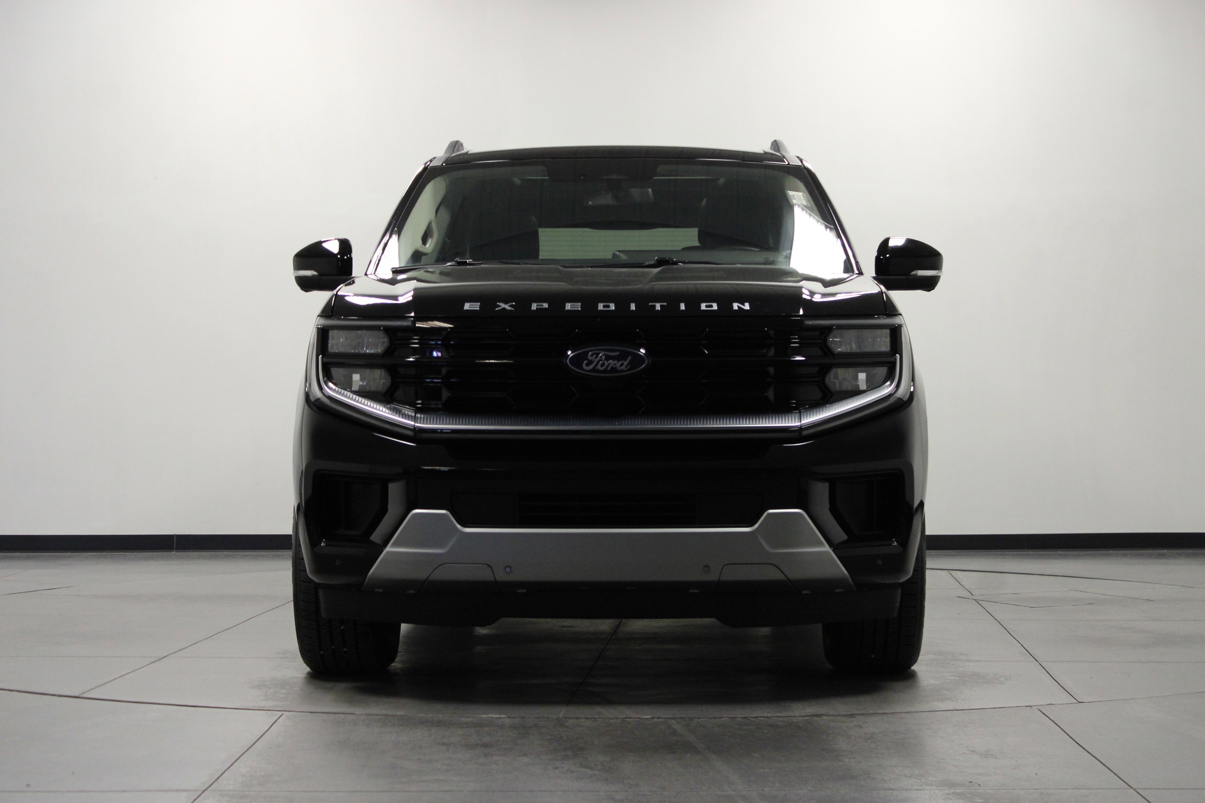 Used 2025 Black Metallic Ford Platinum image 9