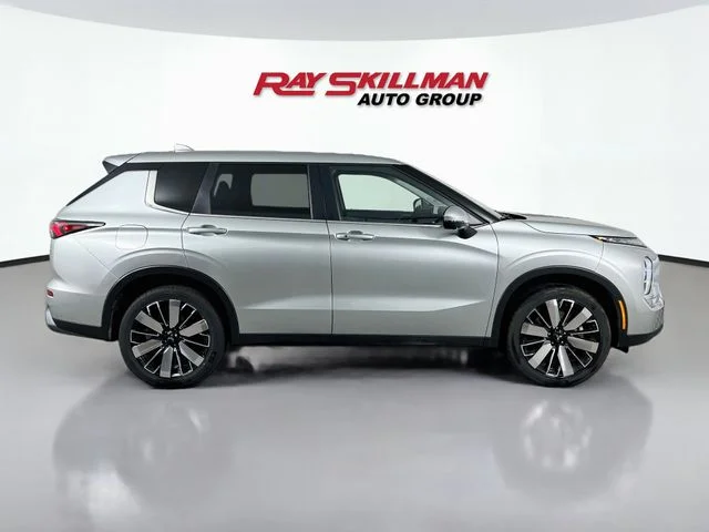 Used 2025 Silver Mitsubishi SE image 8